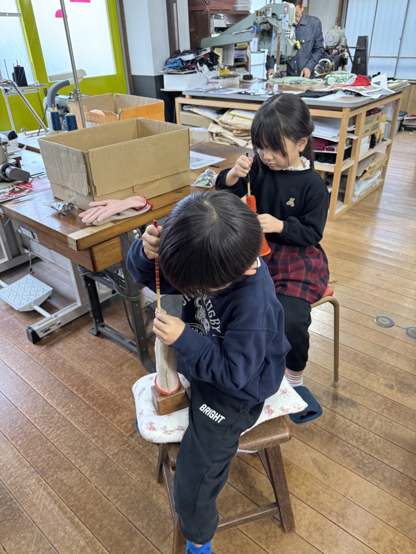 手袋の作り方の展示とつみ返し（裏返し）体験／無料